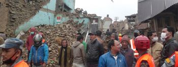 Nach dem Erdbeben suchen die Menschen in den Trümmern nach Verletzten.
